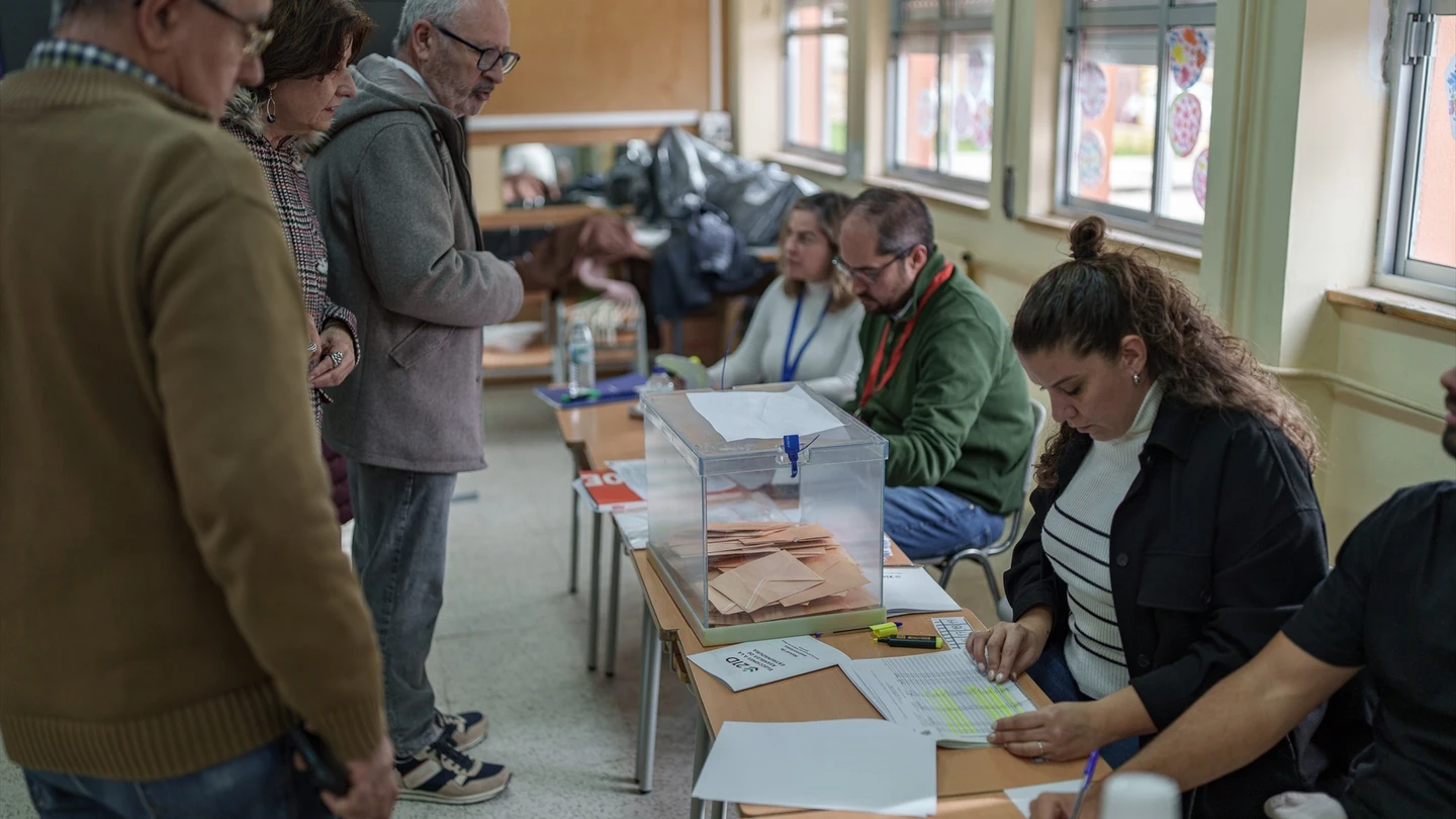 Ciudadanos ejercen su derecho al voto con motivo de las elecciones autonómicas en Extremadura en un colegio electoral. Ciudadanos ejercen su derecho al voto con motivo de las elecciones autonómicas en Extremadura en un colegio electoral.
