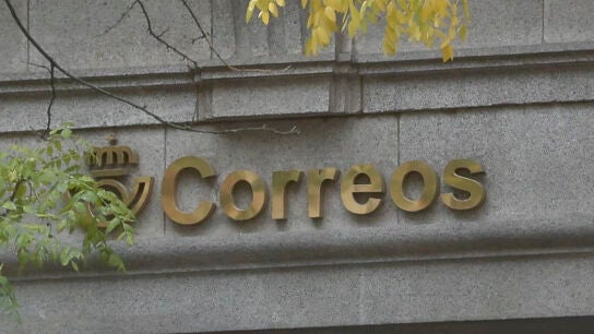 Detalle del logotipo de correos en la fachada de una sede de correos 