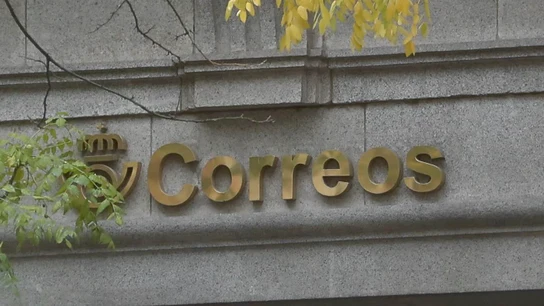 Detalle del logotipo de correos en la fachada de una sede de correos Detalle del logotipo de correos en la fachada de una sede de correos