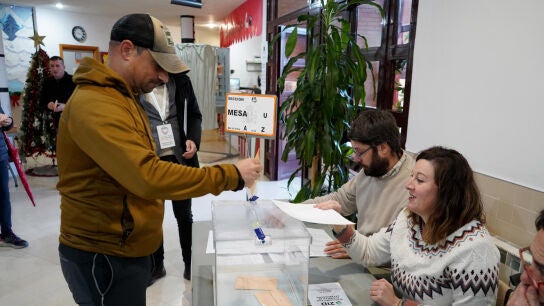 Un hombre ejerce su derecho al voto en un colegio en Plasencia