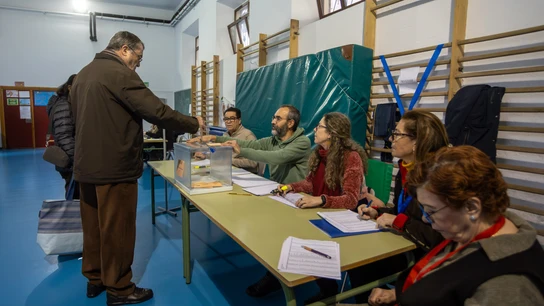 Cerca de 800 colegios electorales abren sus puertas en Extremadura en una jornada en la que están citadas 860.375 personas Cerca de 800 colegios electorales abren sus puertas en Extremadura en una jornada en la que están citadas 860.375 personas
