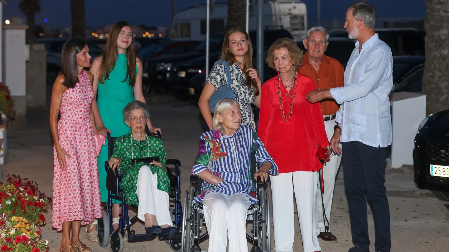 Tatiana Radziwill (en el centro) junto a la reina Sofía y el resto de la familia real durante el verano de 2024 en Mallorca. La Reina Letizia, la infanta Sofía, Irene de Grecia, Leonor de Borbón, Tatiana Radziwill, la reina Sofía, Jean Henry Fruchaud y el Rey Felipe IV en Palma de Mallocarca el 4 de agosto de 2024.