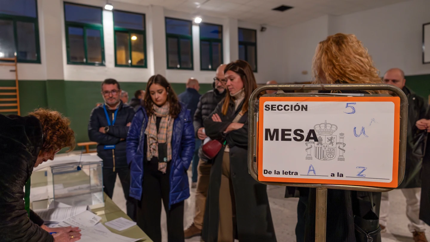 Constitución de una mesa electoral en el Colegio Suaárez Somonte en Mérida, este domingo. Constitución de una mesa electoral en el Colegio Suaárez Somonte en Mérida, este domingo.
