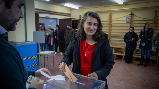 Irene de Miguel (Unidas por Extremadura) ejerce su derecho a voto Irene de Miguel (Unidas por Extremadura) ejerce su derecho a voto