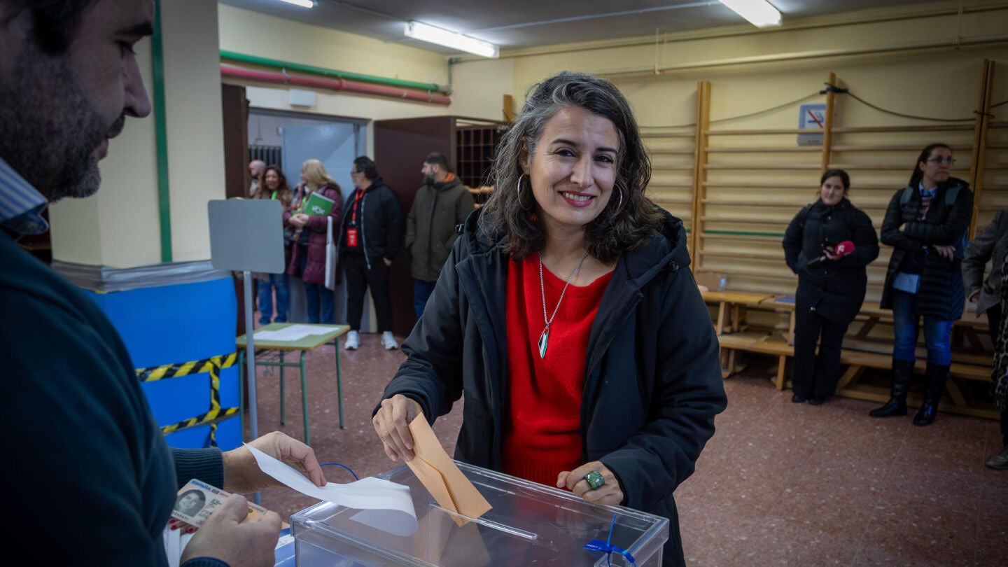 Irene de Miguel (Unidas por Extremadura) ejerce su derecho a voto