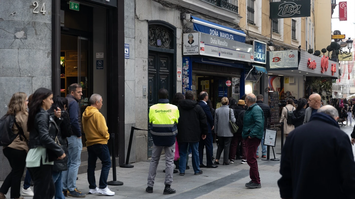 Varias personas hacen cola para comprar un décimo en la administración de lotería de Doña Manolita (Madrid) Varias personas hacen cola para comprar un décimo en la administración de lotería de Doña Manolita (Madrid)