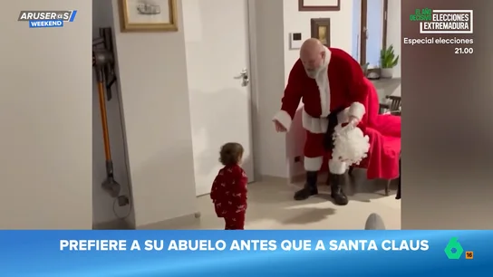 El entrañable vídeo viral de la niña que prefiere mil veces ver a su abuelo que a Papá Noel El entrañable vídeo viral de la niña que prefiere mil veces ver a su abuelo que a Papá Noel