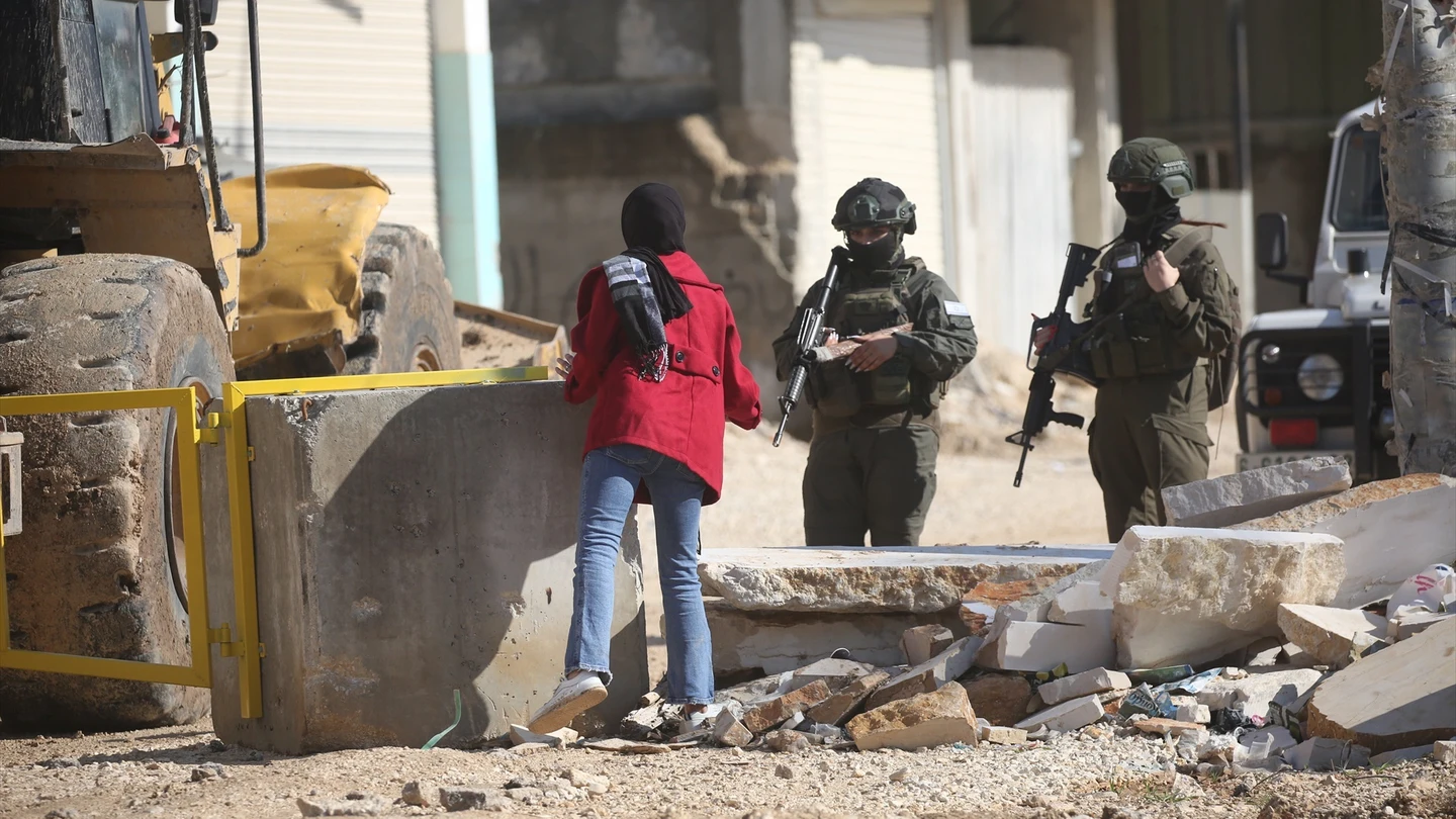 Militares israelíes expulsan a palestinos de Tulkarem (Cisjordania). Militares israelíes expulsan a palestinos de Tulkarem (Cisjordania).