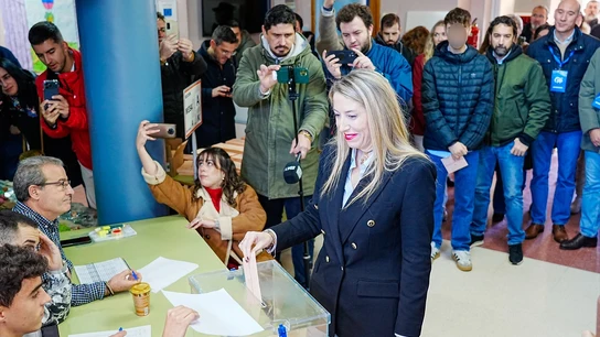 La presidenta del PP de Extremadura y candidata a la reelección a la Presidencia de la Junta, María Guardiola, ejerce su derecho al voto. La presidenta del PP de Extremadura y candidata a la reelección a la Presidencia de la Junta, María Guardiola, ejerce su derecho al voto.