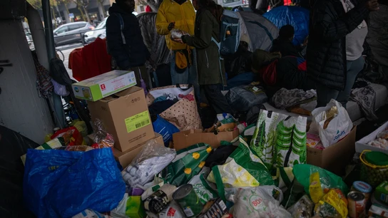 Una protesta vecinal impide que los desalojados del Instituto B9 sean acogidos en una parroquia de Badalona Una protesta vecinal impide que los desalojados del Instituto B9 sean acogidos en una parroquia de Badalona