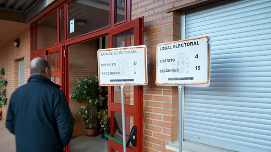La entrada de un colegio electoral en Plasencia a primera hora del 21 de diciembre durante las elecciones de Extremadura. Un hombre entra a votar a las elecciones de Extremadura en su colegio electoral de Plasencia durante el domingo 21 de diciembre de 2025.