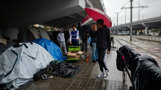 Desalojados de Badalona pasan su cuarta noche a la intemperie. Desalojados de Badalona pasan su cuarta noche a la intemperie.