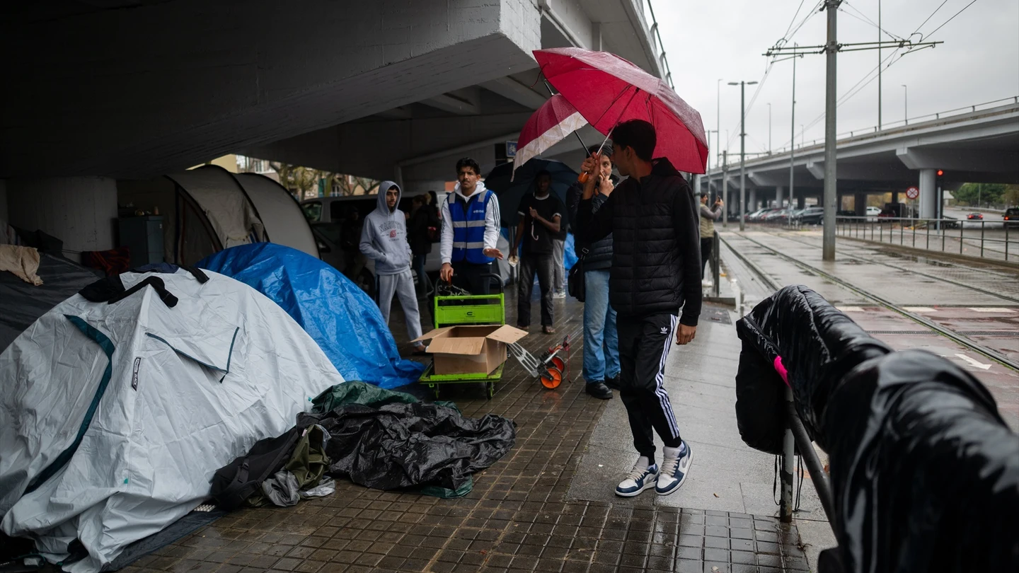 Desalojados de Badalona pasan su cuarta noche a la intemperie. Desalojados de Badalona pasan su cuarta noche a la intemperie.