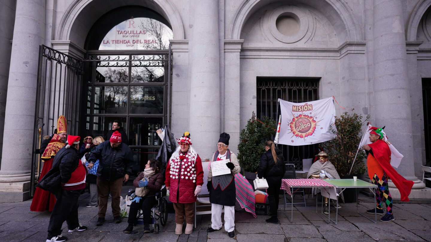 Varias personas esperan ya a las puertas del Teatro Real para asistir al sorteo de Navidad un día antes de que tenga lugar