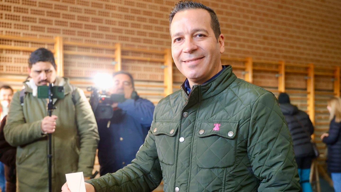 Óscar Fernández Calle, candidato de Vox en Extremadura, depositando su papeleta Óscar Fernández Calle, candidato de Vox en Extremadura, depositando su papeleta