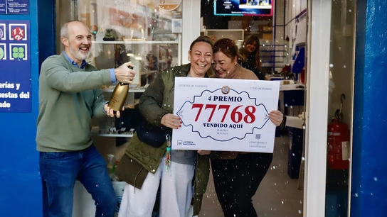 Varias personas celebran haber ganado uno de los premios de la Lotería de Navidad en una administración de Málaga. Varias personas celebran haber ganado uno de los premios de la Lotería de Navidad en una administración de Málaga.