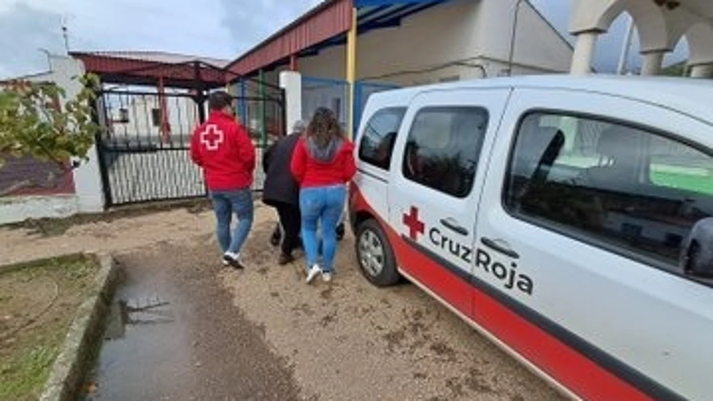 Voluntarios de Cruz Roja llevan un mayor al colegio electoral este 21D Voluntarios de Cruz Roja llevan un mayor al colegio electoral este 21D