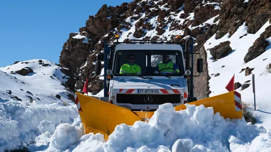 Una máquina quitanieves libera la carretera tras la nevada. El Parque Nacional del Teide después del paso de la borrasca Emilia que ha dejado una gran cantidad de nieve y ha obligado a cerrar todos los accesos.
