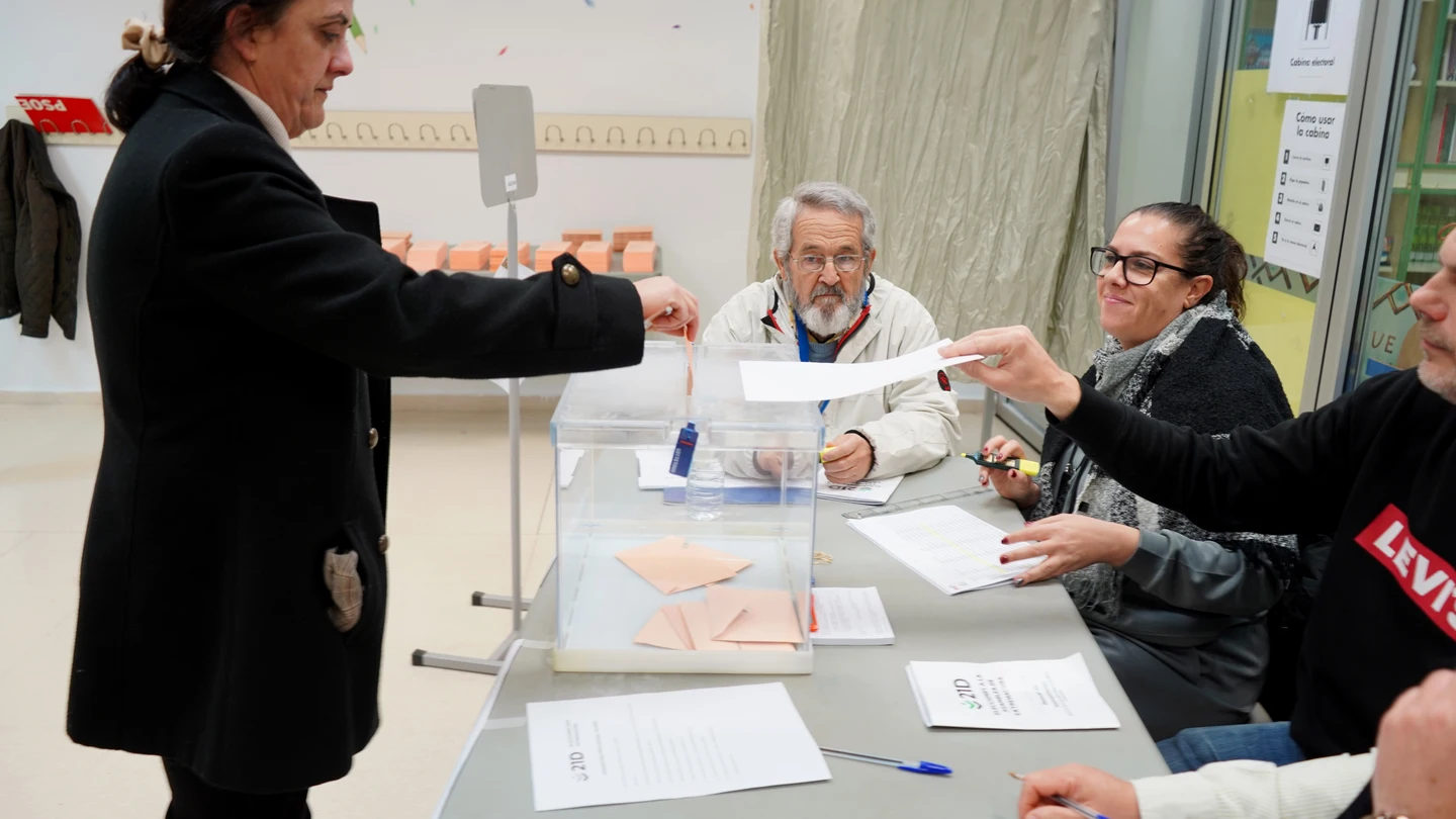 Una mujer ejerce su derecho al voto en una mesa electoral en un colegio en Plasencia (Extremadura) Una mujer ejerce su derecho al voto en una mesa electoral en un colegio en Plasencia (Extremadura)
