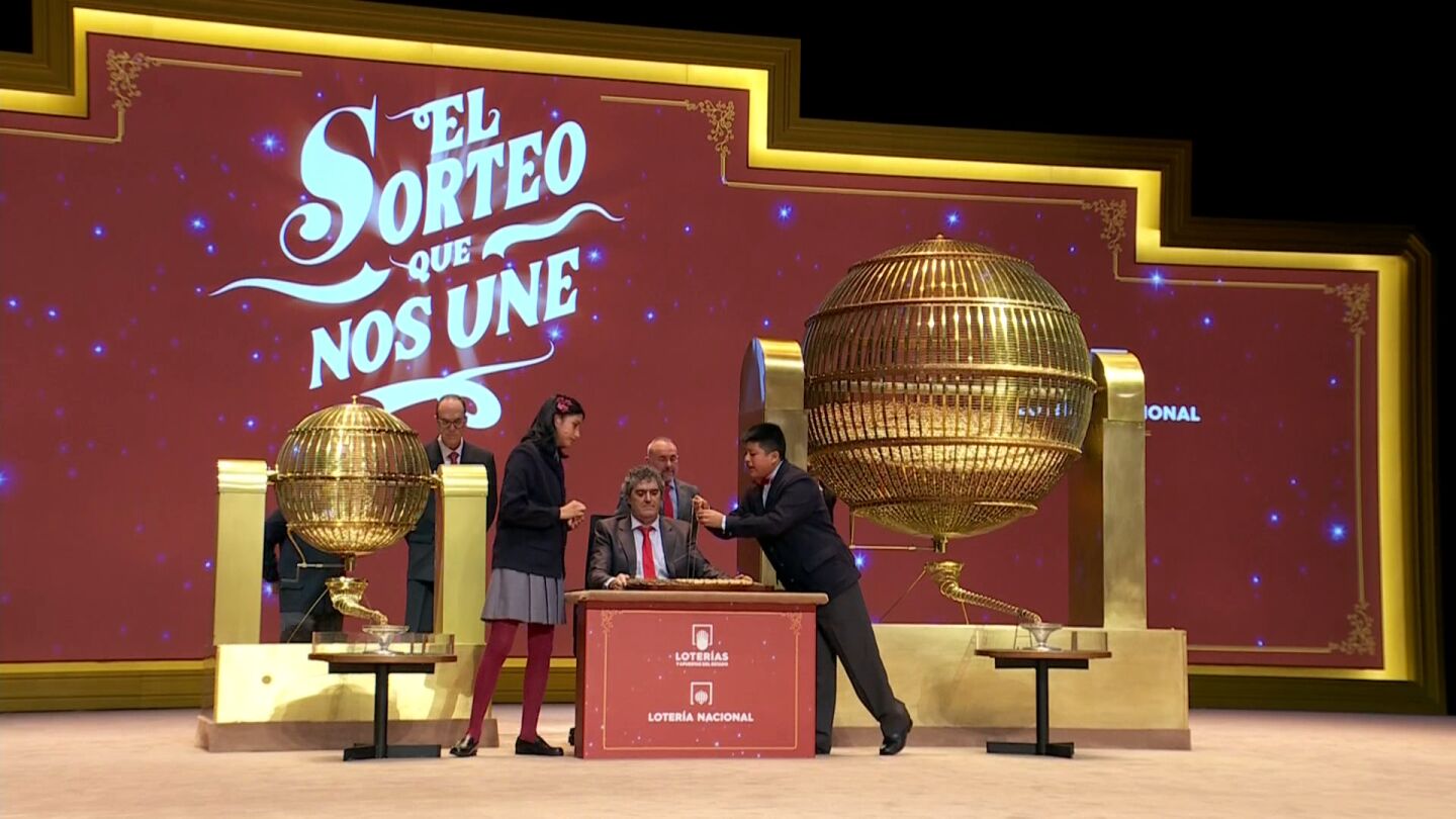 Alisce Ríos Gonzales y Santiago Javier Gutiérrez Rueda, durante la segunda tabla de la Lotería de Navidad.