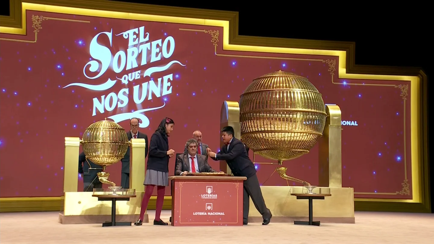 Alisce Ríos Gonzales y Santiago Javier Gutiérrez Rueda, durante la segunda tabla de la Lotería de Navidad. Alisce Ríos Gonzales y Santiago Javier Gutiérrez Rueda, durante la segunda tabla de la Lotería de Navidad.