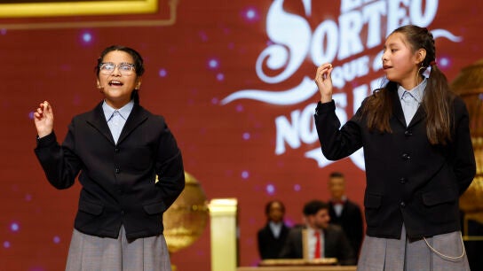 Alba Yadira e Italy Andrea cantan el Gordo del Sorteo de la Loter&iacute;a de Navidad