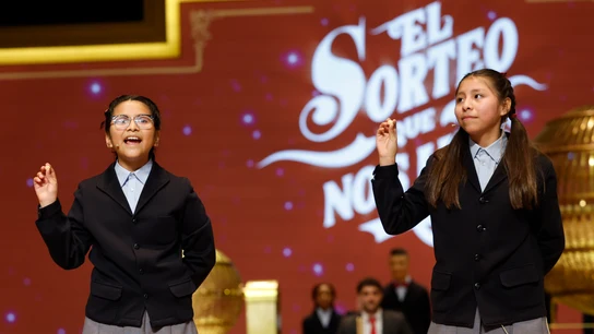 Alba Yadira Machaca e Italy Andrea Blanco cantan el número agraciado con el premio gordo del Sorteo de la Lotería de Navidad Alba Yadira Machaca e Italy Andrea Blanco cantan el número agraciado con el premio gordo del Sorteo de la Lotería de Navidad