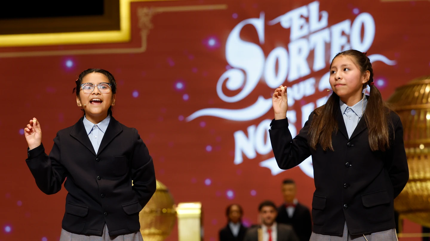 Alba Yadira Machaca e Italy Andrea Blanco cantan el número agraciado con el premio gordo del Sorteo de la Lotería de Navidad Alba Yadira Machaca e Italy Andrea Blanco cantan el número agraciado con el premio gordo del Sorteo de la Lotería de Navidad