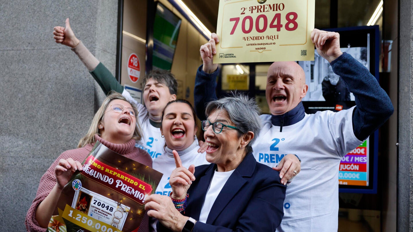 La administración de Lotería de la Calle Barquillo 10 (Madrid) celebra el segundo premio de Navidad 2025.