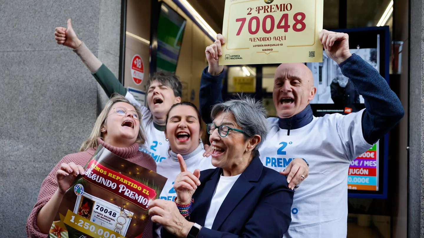La administración de Lotería de la Calle Barquillo 10 (Madrid) celebra el segundo premio de Navidad 2025. La administración de Lotería de la Calle Barquillo 10 (Madrid) celebra el segundo premio de Navidad 2025.