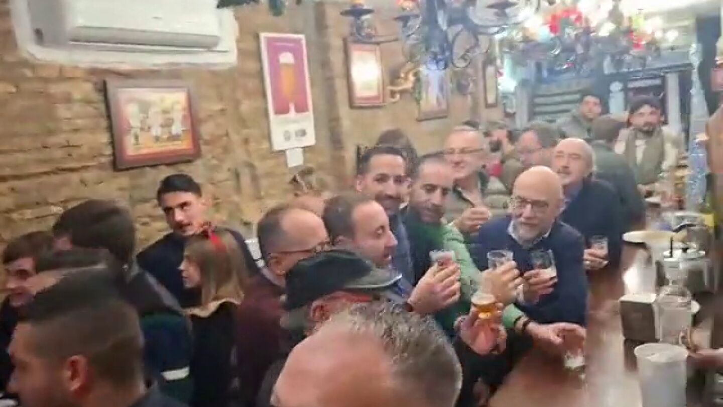 Ambiente navideño en el Bar León (Granada) durante la Lotería de Navidad