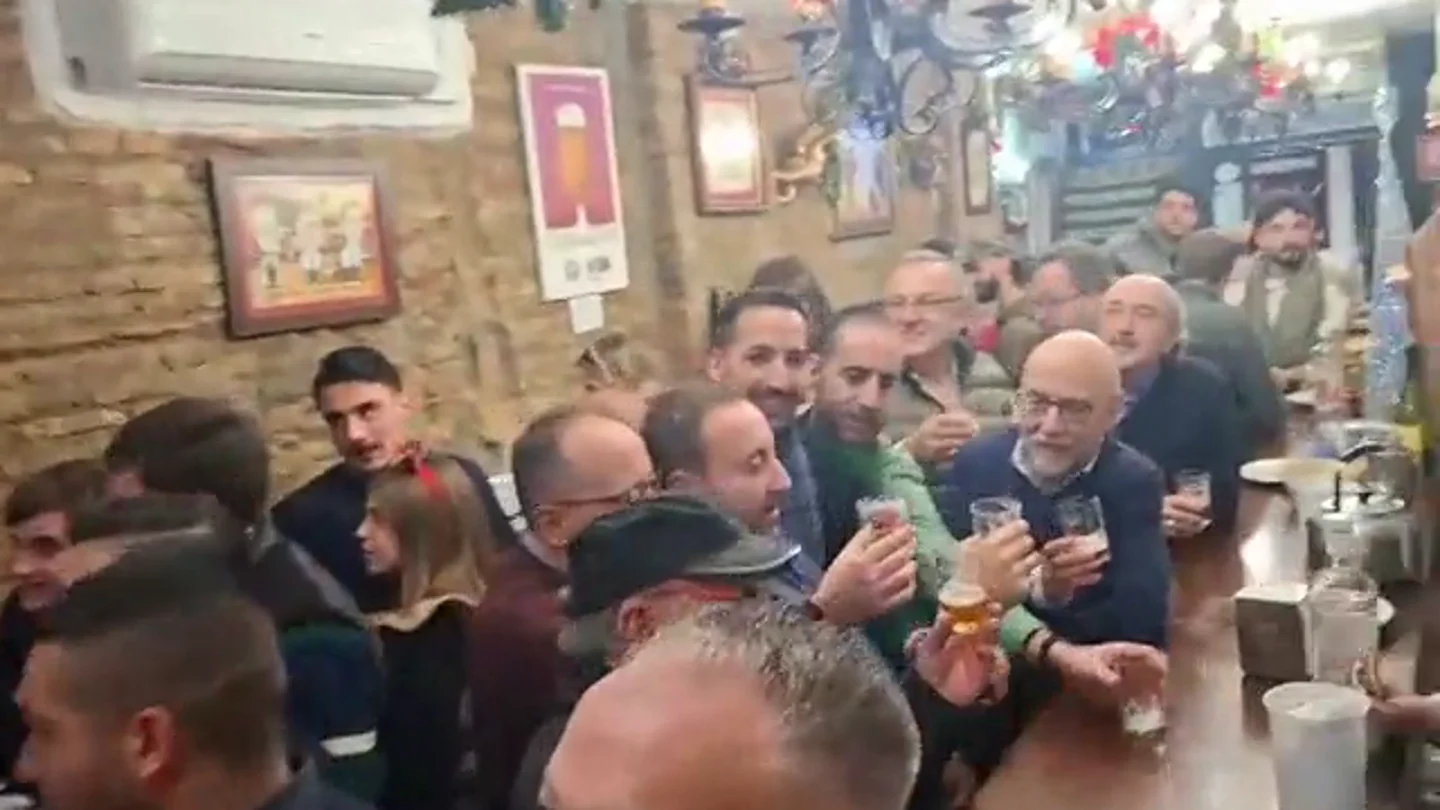 Ambiente navideño en el Bar León (Granada) durante la Lotería de Navidad Ambiente navideño en el Bar León (Granada) durante la Lotería de Navidad