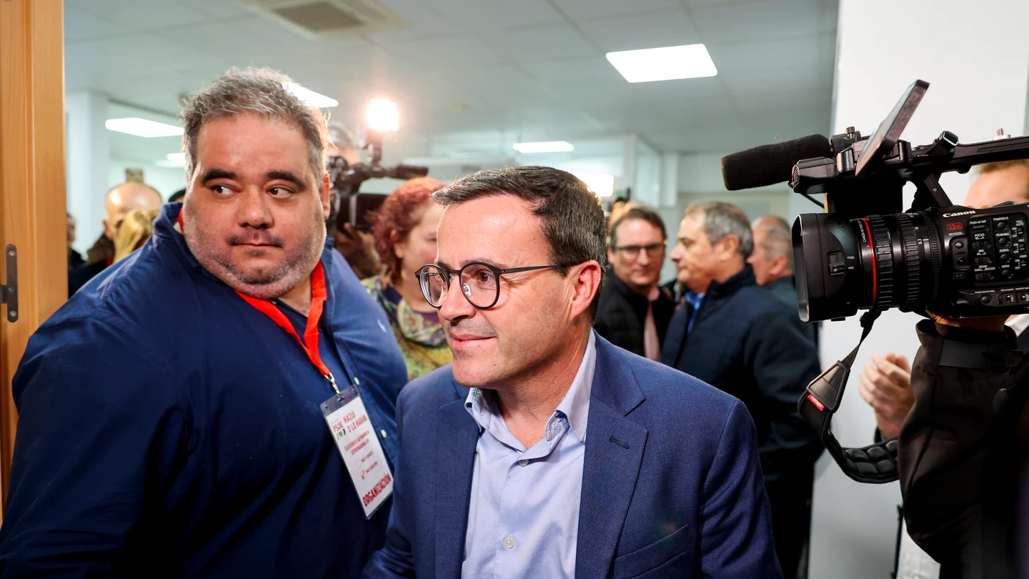 El candidato socialista a la presidencia de la Junta de Extremadura Miguel Ángel Gallardo durante su comparecencia tras conocer los resultados electorales extremeños El candidato socialista a la presidencia de la Junta de Extremadura Miguel Ángel Gallardo durante su comparecencia tras conocer los resultados electorales extremeños