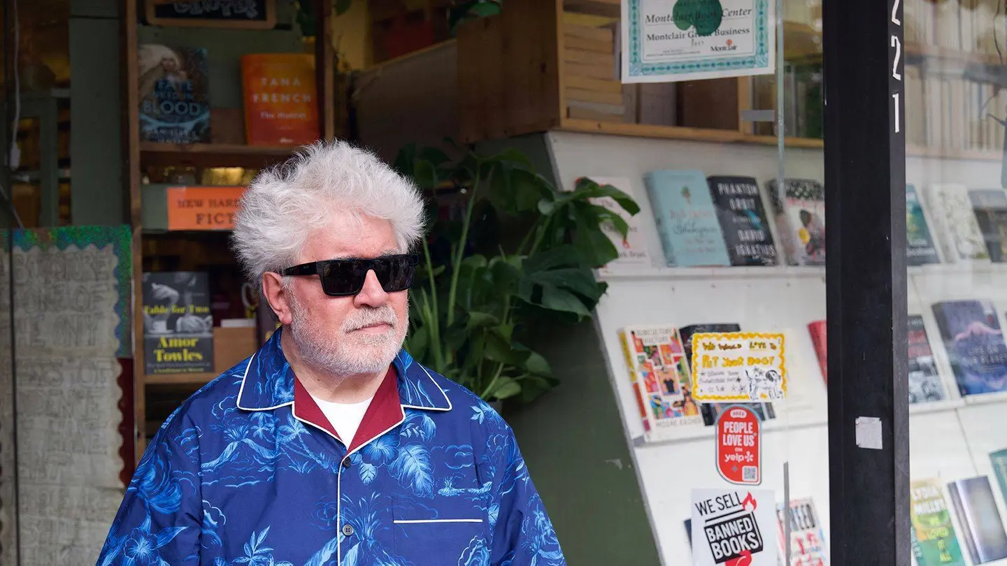 Pedro Almodóvar junto a una librería. Pedro Almodóvar junto a una librería.