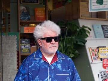 Pedro Almod&oacute;var junto a una librer&iacute;a. 