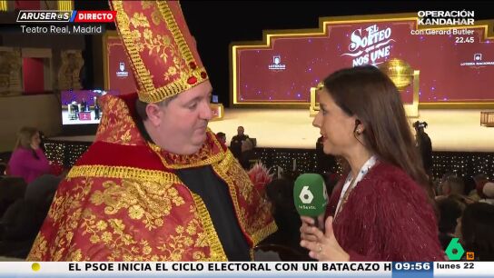 Alfonso Ar&uacute;s conecta en directo con el Obispo en el Teatro Real de Madrid: "Mucho cuidado, que despu&eacute;s salimos en los zapping"