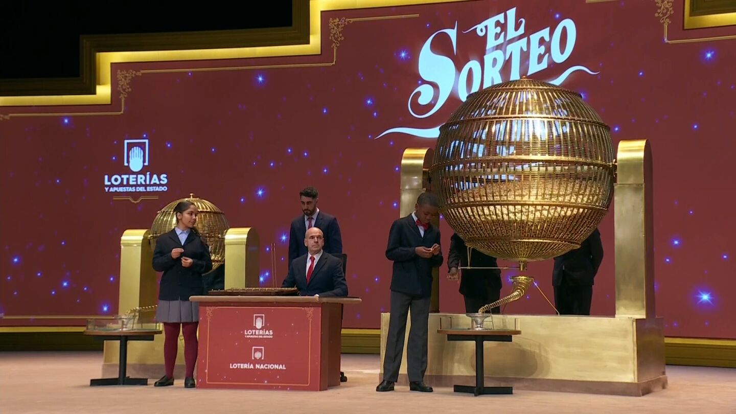 Manuel Djunior y Samantha Fuster, primeros en cantar números y premios de la primera tabla.