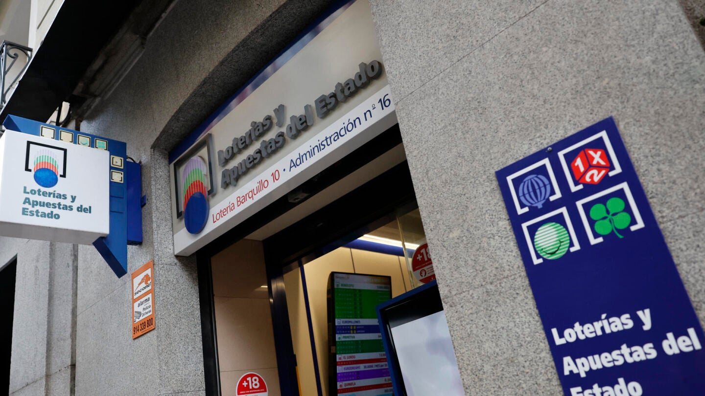 Fachada de la administración de loterías de la calle Barquillo, en Madrid, donde se ha vendido íntegramente el 70.048, el segundo premio del Sorteo Extraordinario de la Lotería de Navidad.