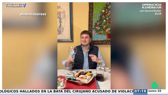 El vídeo tutorial de Álvaro Casares para ser un cuñado bien en Navidad: "¿Flan normal o Sinatra?" El vídeo tutorial de Álvaro Casares para ser un cuñado bien en Navidad: "¿Flan normal o Sinatra?"