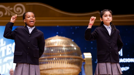 Rosario Martínez y Fidelia Sañaba, dos de las niñas de San Ildefonso que cantan en la Lotería de Navidad de 2025 Rosario Martínez y Fidelia Sañaba, dos de las niñas de San Ildefonso que cantan en la Lotería de Navidad de 2025