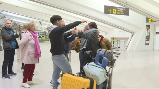 Vuelta a casa por Navidad en el aeropuerto. Vuelta a casa por Navidad en el aeropuerto.