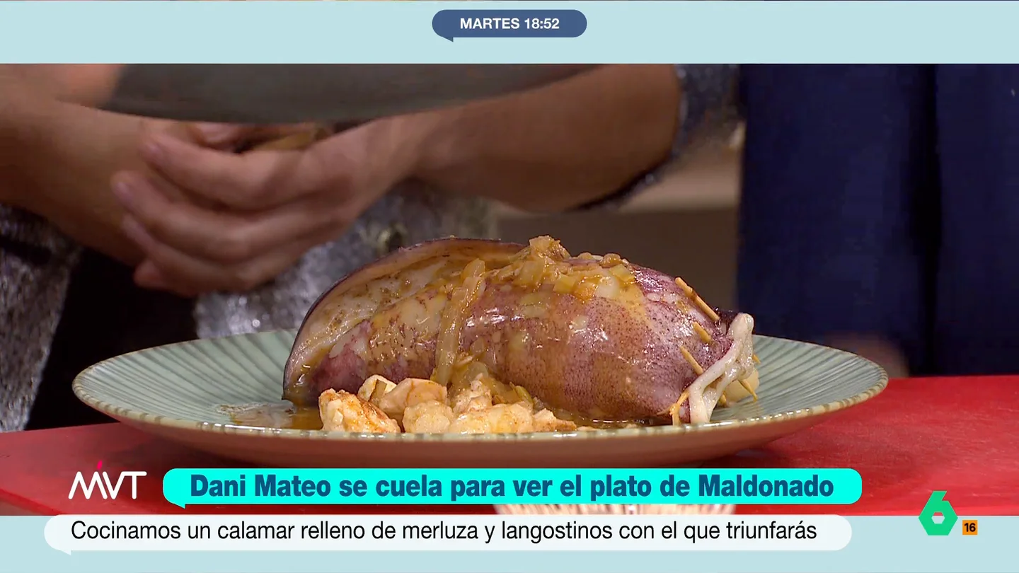 La receta de calamares rellenos de merluza y langostinos con la que Carlos Maldonado prepara la Navidad ¿Hay algo más navideño que unos buenos langostinos? Pues este es el ingrediente que acompaña al plato que nuestro chef estrella invitado ha preparado para la víspera de Nochebuena en la cocina de Más Vale Tarde.