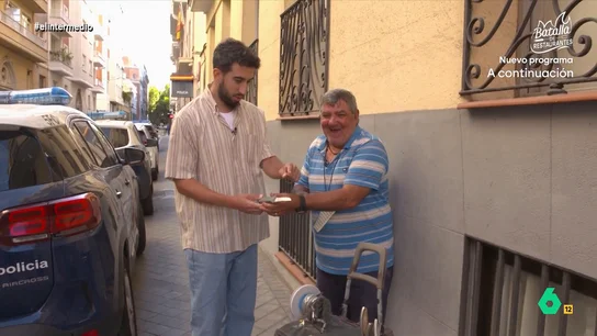 Un afilador anima a Isma Juárez mientras el reportero afila su navaja: "¡Dale caña, torete!" El reportero recorría Madrid junto a Florentino para conocer y aprender los secretos de la profesión de afilador. Descubre cómo fue la experiencia de Isma en el vídeo principal.