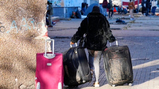 Una de las personas desalojadas del antiguo instituto B9 de Badalona (Barcelona)