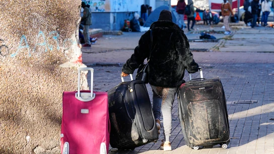 Una de las personas desalojadas del antiguo instituto B9 de Badalona (Barcelona) Una de las personas desalojadas del antiguo instituto B9 de Badalona (Barcelona)