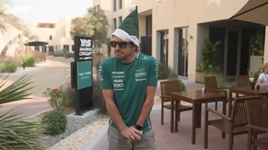 Fernando Alonso recibe un bastón como regalo de Navidad Fernando Alonso recibe un bastón como regalo de Navidad
