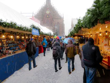 Christkindlesmarkt con nieve. Nuremberg Christkindlesmarkt con nieve. Nuremberg