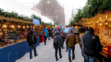 Christkindlesmarkt con nieve. Nuremberg