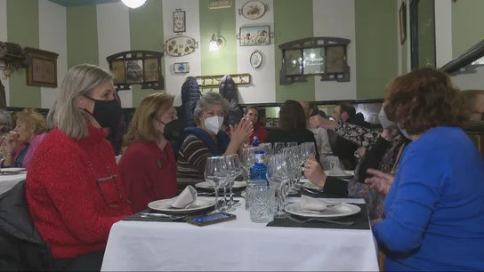 Una familia come con mascarillas por la gripe. Una familia come con mascarillas por la gripe.