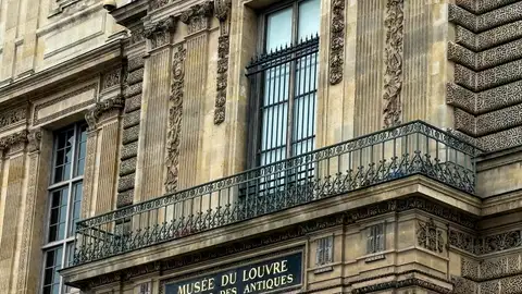 El Museo de Louvre instala una reja de seguridad tras el robo El Museo de Louvre instala una reja de seguridad tras el robo